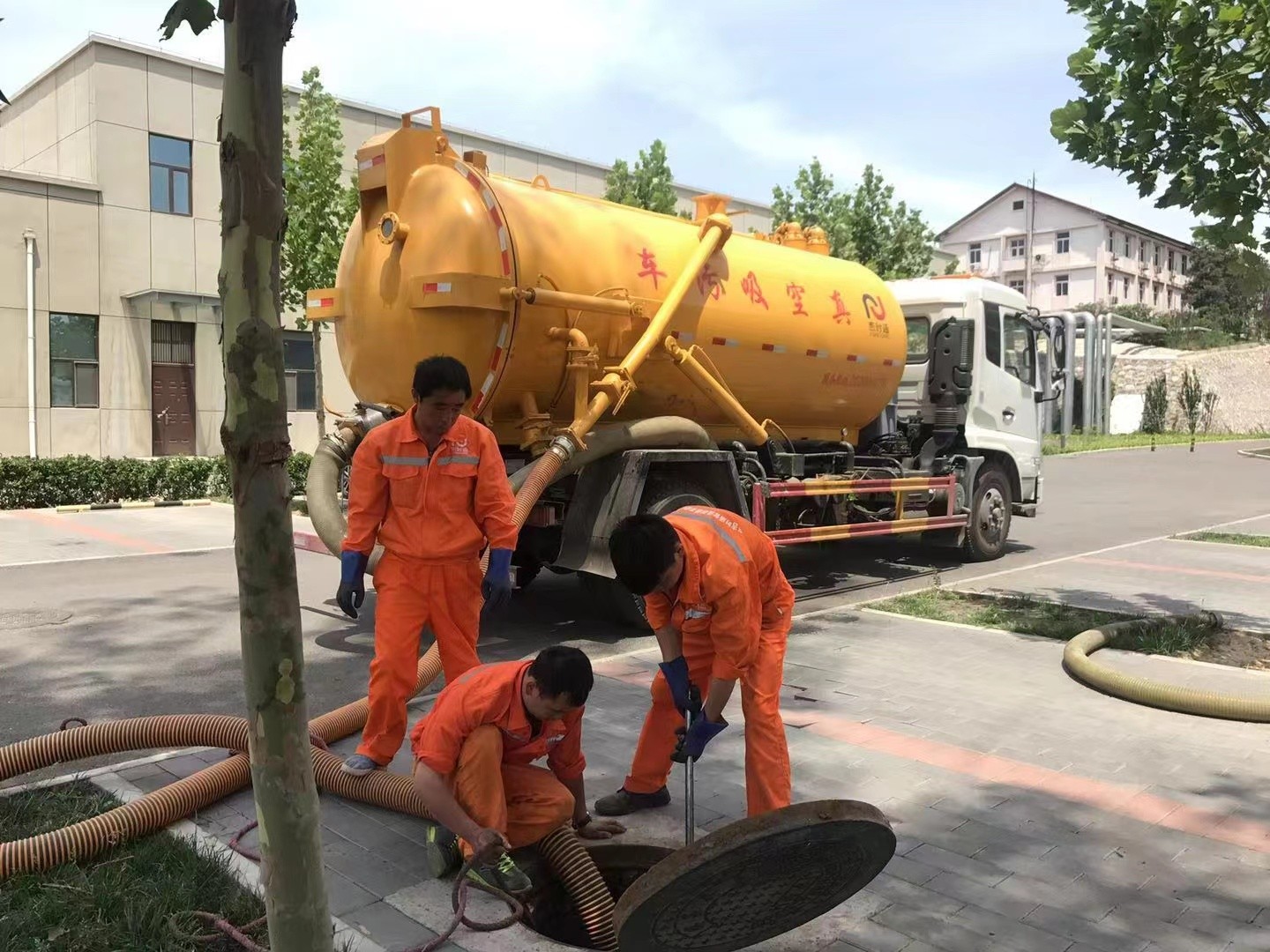 丽水管道疏通车停在窨井附近