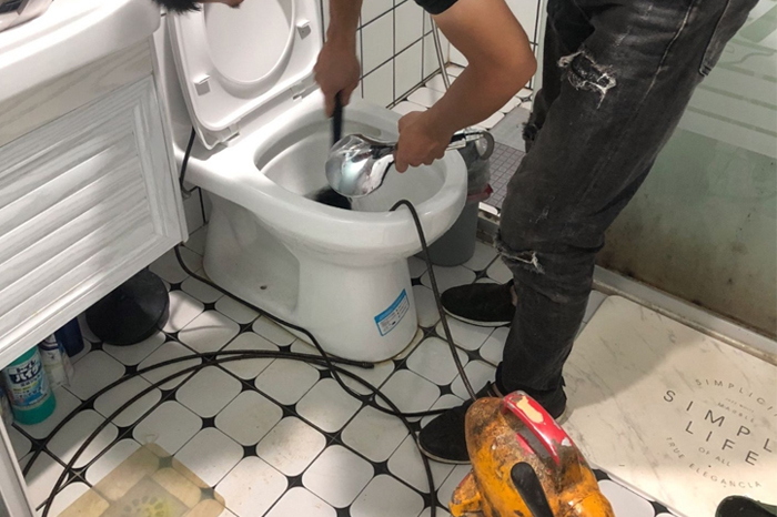 丽水马桶堵塞自己疏通还是找师傅?专业上门服务让你省时更省心